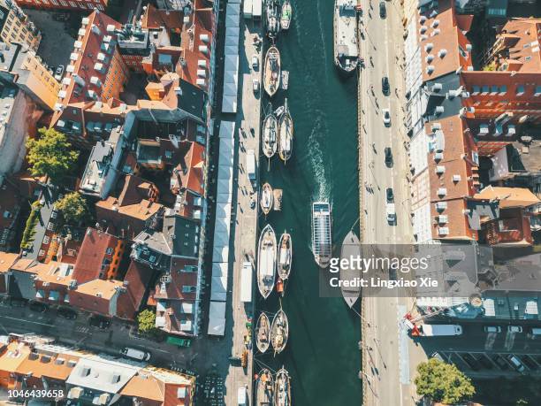 aerial view of nyhavn (new harbour) at dawn, copenhagen, denmark. taken by drone from straight above. - copenhagen architecture fotografías e imágenes de stock