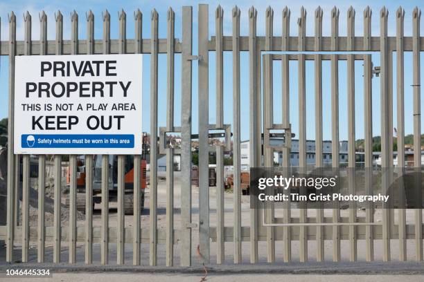 private property sign on palisade security gate - keep out sign foto e immagini stock