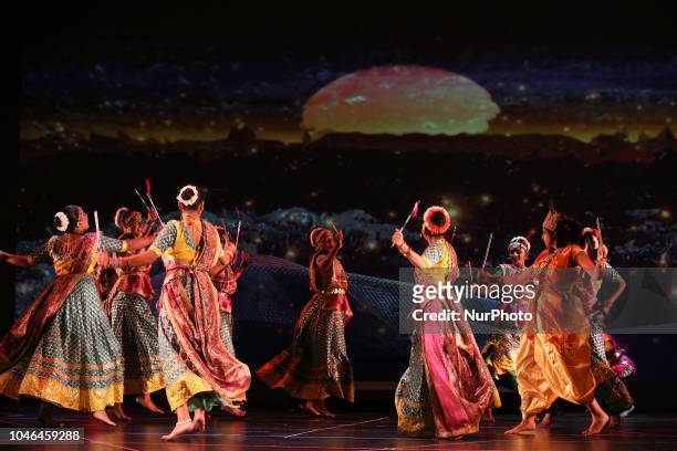 333 Gujarati Dance Photos and Premium High Res Pictures - Getty Images