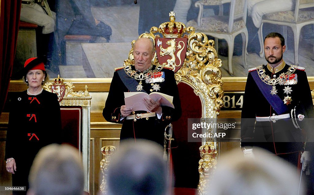 King Harald (C) of Norway flanked by Que