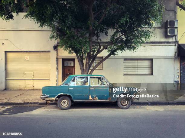 verschlechtertem altes auto in der straße geparkt - palermo buenos aires stock-fotos und bilder