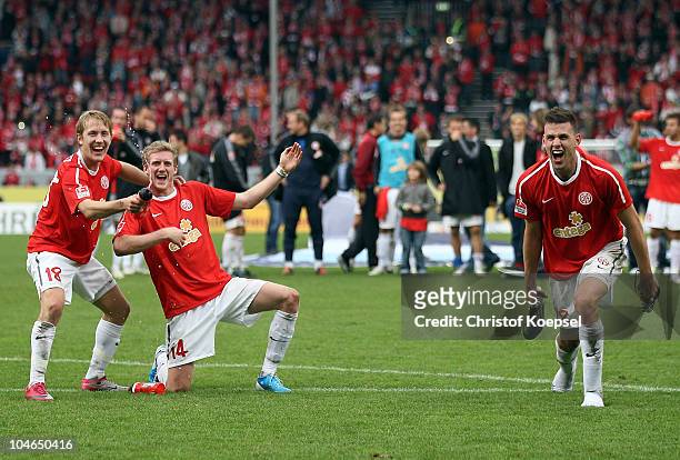 Lewis Holtby, André Schuerrle and Ádám Szalai of Mainz celebrate the 4-2 victory after the Bundesliga match between FSV Mainz 05 and 1899 Hoffenheim...
