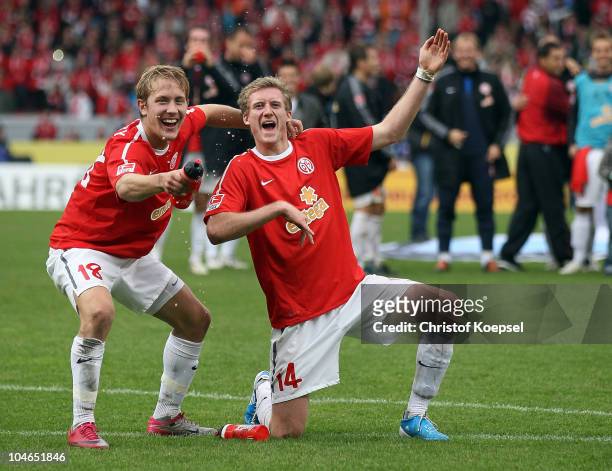 Lewis Holtby and André Schuerrle of Mainz celebrate the 4-2 victory after the Bundesliga match between FSV Mainz 05 and 1899 Hoffenheim at Bruchweg...