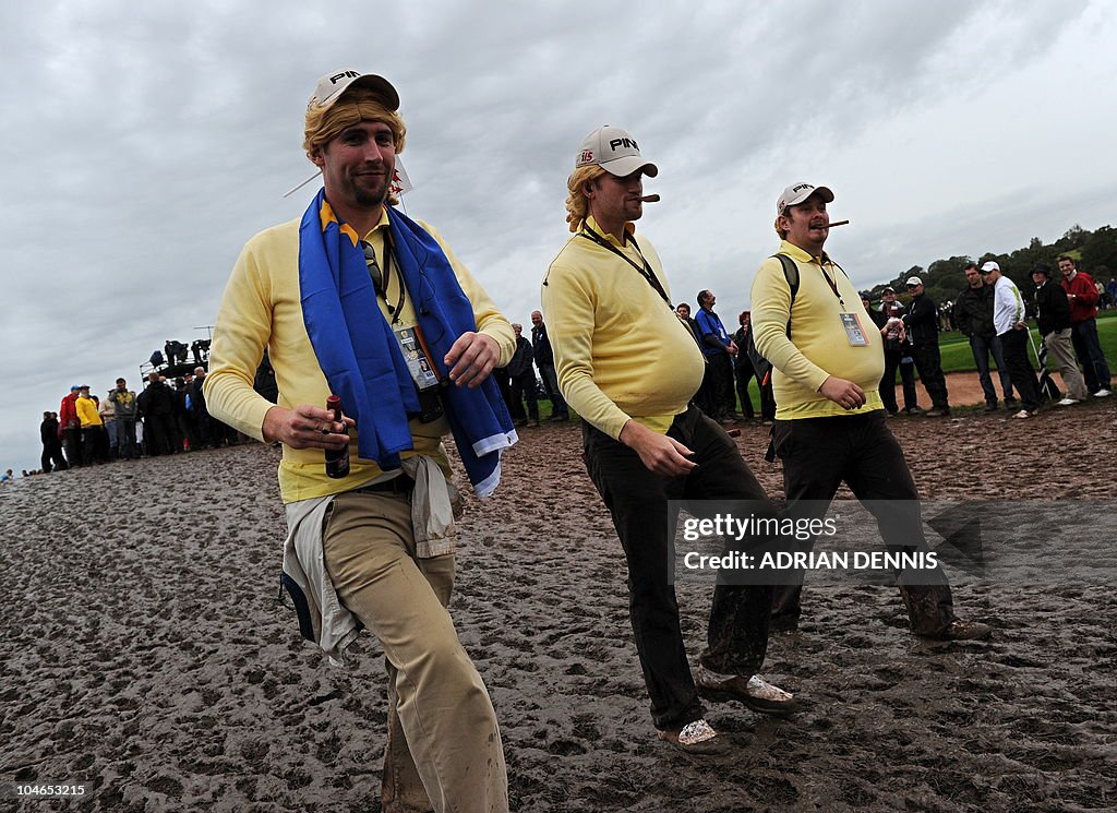Golf fans dressed as Europe Ryder Cup pl