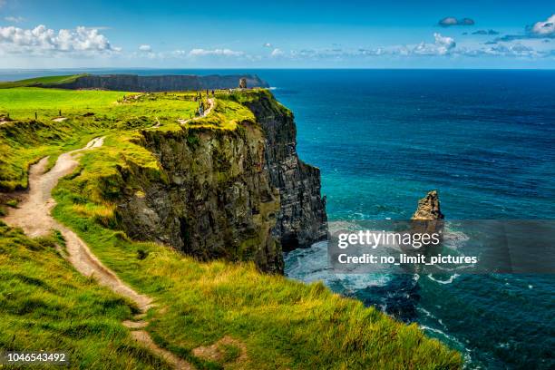 scogliere di moher in irlanda - roccia foto e immagini stock