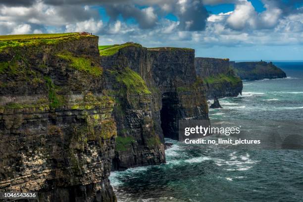 cliffs of moher in irland - cliffs of moher stock-fotos und bilder