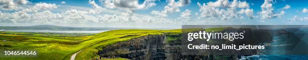 panorama der cliffs of moher in irland - cliffs of moher stock-fotos und bilder