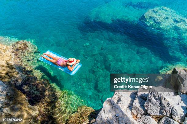 frauen sonnen sich auf dem meeresboden. - marmaris stock-fotos und bilder