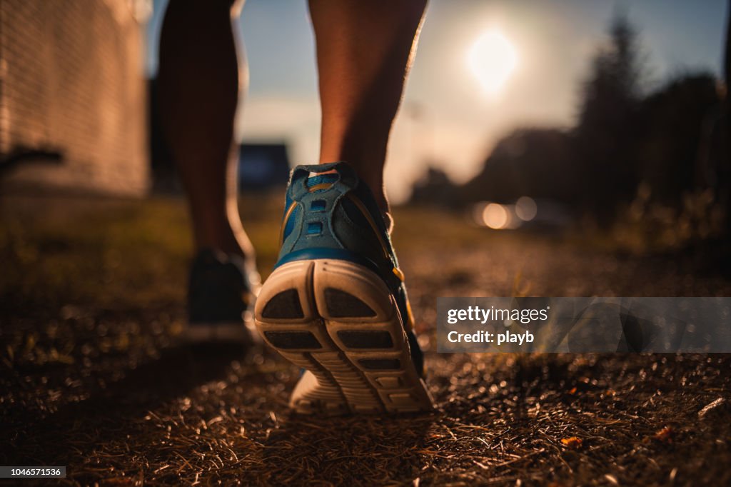 Nahaufnahme der Schuhe des Läufers