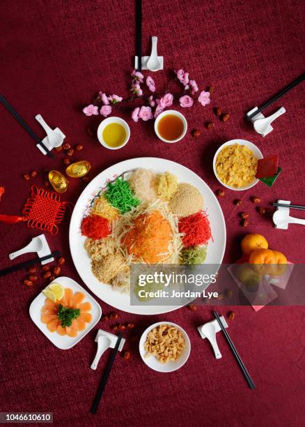 chinese new year dish - yee sang - chinese new year food photos et images de collection