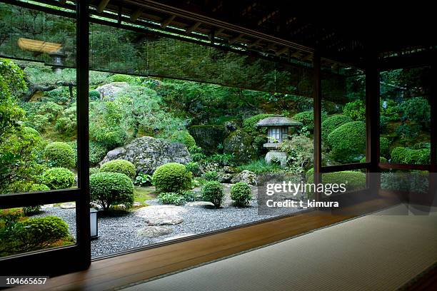 habitación japonesa con vista - buddhism fotografías e imágenes de stock