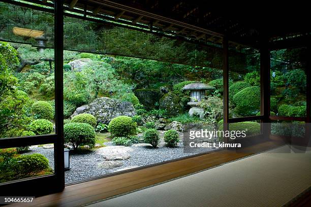 chambre japonaise avec vue - karesansui photos et images de collection