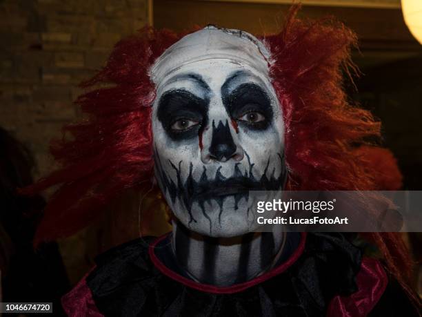 portrait of clown disguised on halloween - scary clown makeup fotografías e imágenes de stock