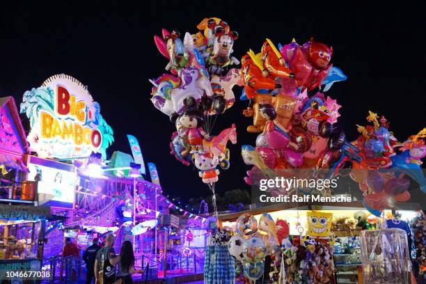 se promener de nuit par le biais de la foire de l’oktoberfest. munich, en bavière. - carnival letter photos et images de collection