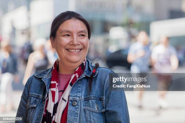 native american lady gatan porträtt - infödd amerikan bildbanksfoton och bilder