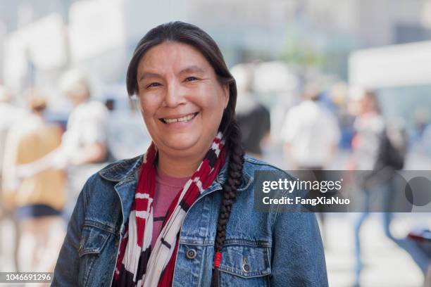 calle retrato de mujer indígena - first nation canada fotografías e imágenes de stock