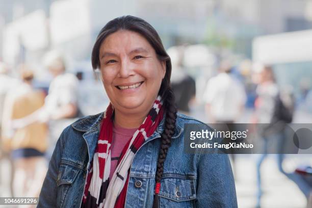 native american dame straat portret - inheemse bevolking stockfoto's en -beelden