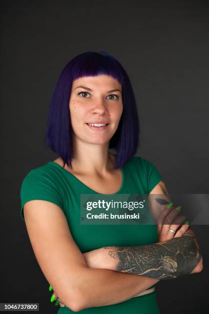 retrato de estudio de una mujer de 25 año de edad - cabello morado fotografías e imágenes de stock