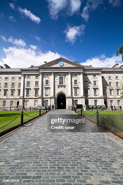 the entrance to trinity college - trinity college dublin stock pictures, royalty-free photos & images