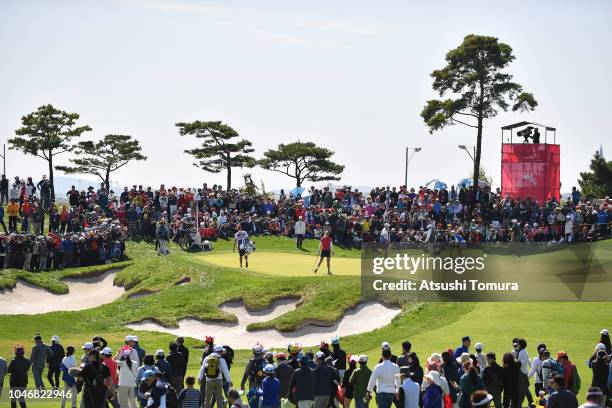 Fans follow Lexi Thompson of the United States and So Yeon Ryu of South Korea on the 1st hole during the Singles match on day four of the UL...