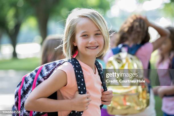 smiling blonde little girl ready for school - aparelho dentário imagens e fotografias de stock
