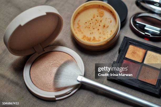 make-up products - highlighter, loose powder, and eyeshadow - highlight stock pictures, royalty-free photos & images