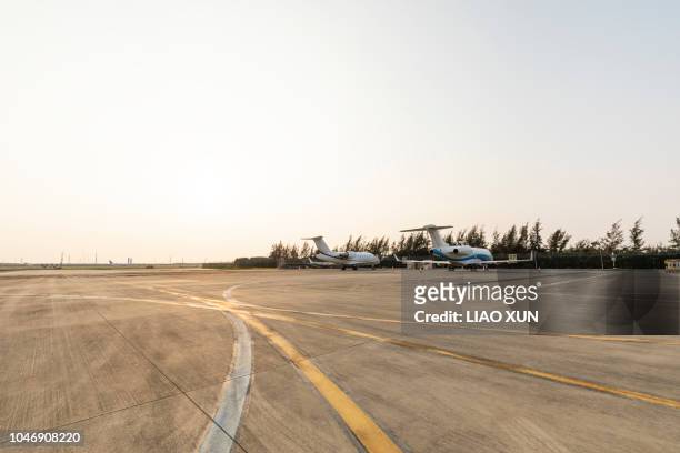 airport apron at sunset - air strip stock pictures, royalty-free photos & images