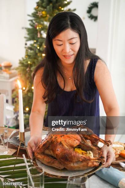 junge asiatische mutter weihnachtsgans für das abendessen vorbereiten. - southeast asia stock-fotos und bilder