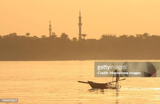 nile pêcheurs à louxor, égypte - louxor photos et images de collection