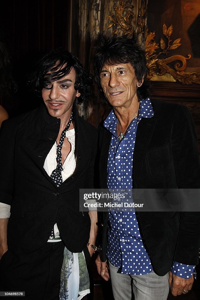 John Galliano - Front Row Paris Fashion Week Spring/Summer 2011