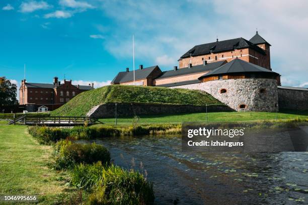 hame-burg in der stadt hameenlinna, finnland im herbst - hämeenlinna stock-fotos und bilder