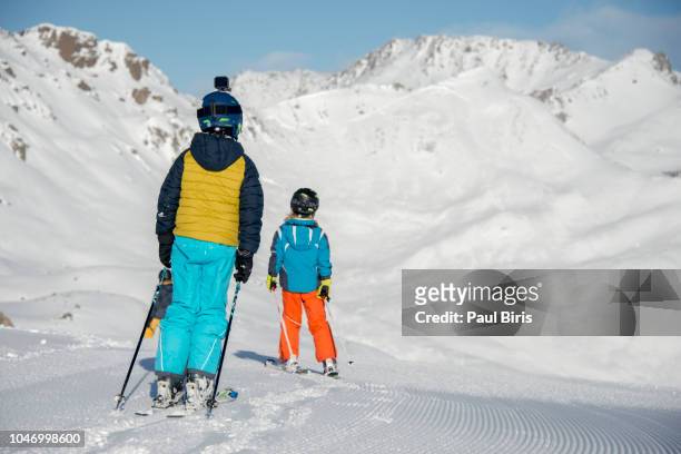 two kids on their first skiing vacation, ski resort ischgl/samnaun, austria/switzerland - イシュグル ストックフォトと画像