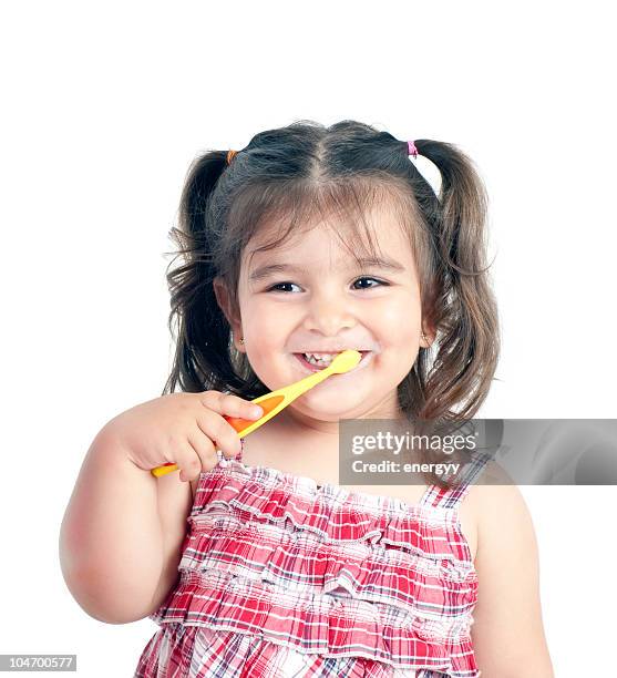 child is brushing teeth - fluor stockfoto's en -beelden