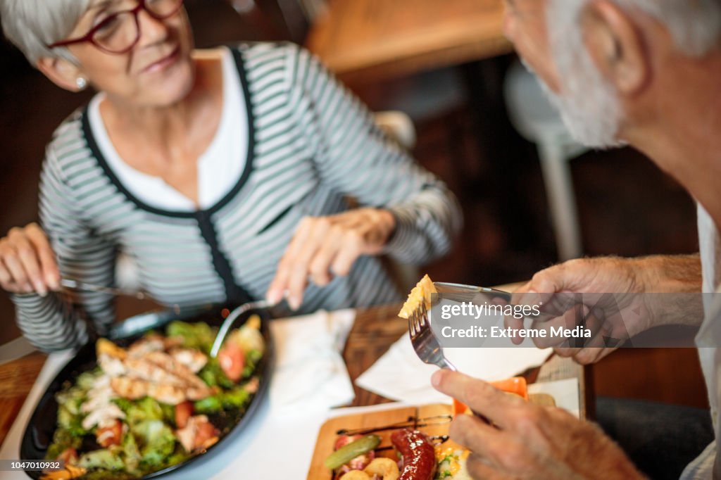 Älteres Paar Essen im restaurant