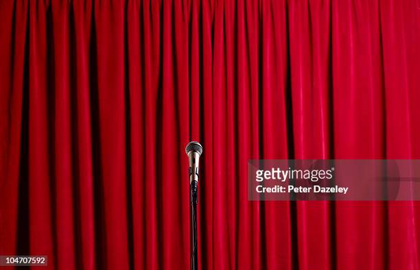 closed red curtains with microphone - microphone stand - fotografias e filmes do acervo
