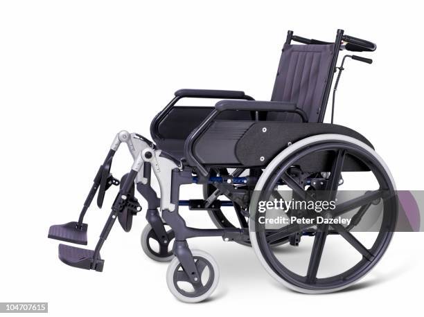 hospital wheelchair on white background - cadeira de rodas equipamento ortopédico - fotografias e filmes do acervo