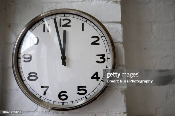 vintage wall clock in domestic setting - reloj de pared fotografías e imágenes de stock