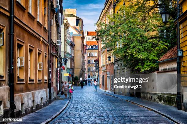 autumn view of the waski dunaj street in warsaw's old town, poland - daily life in warsaw stock pictures, royalty-free photos & images