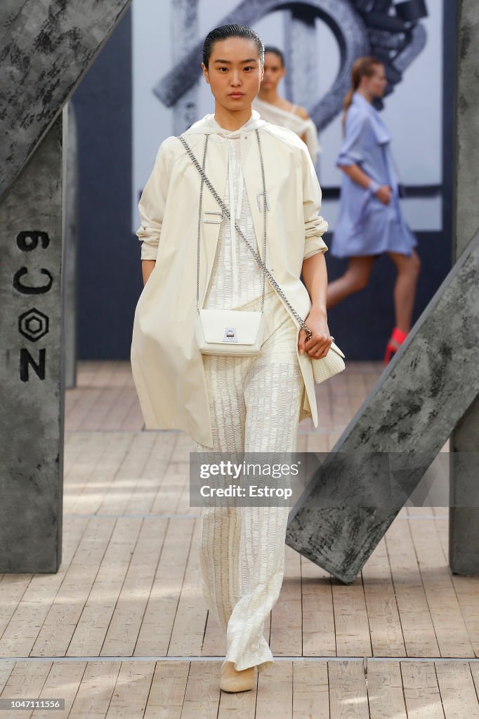 Akris : Runway - Paris Fashion Week Womenswear Spring/Summer 2019