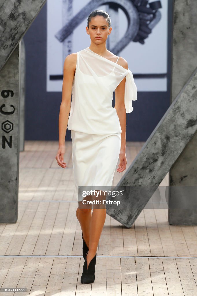 Akris : Runway - Paris Fashion Week Womenswear Spring/Summer 2019