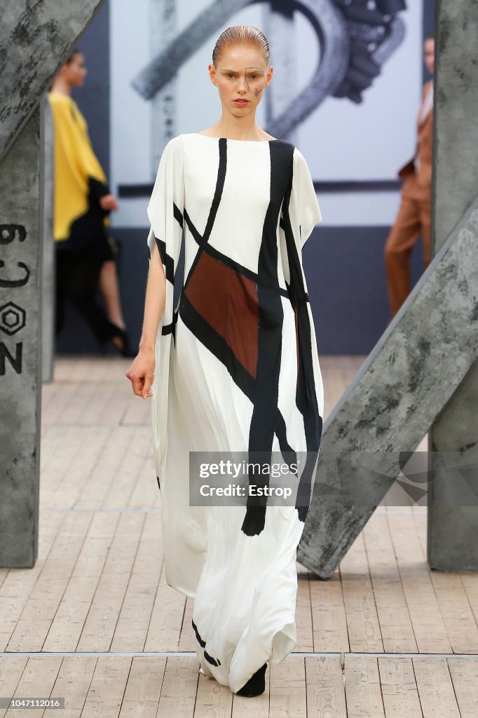 Akris : Runway - Paris Fashion Week Womenswear Spring/Summer 2019