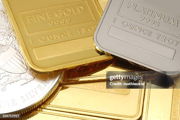 gold, platinum and silver - close-up - gold bullion stockfoto's en -beelden