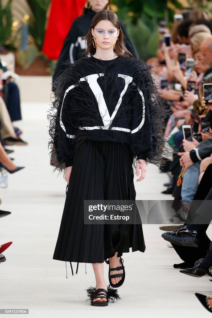 Valentino : Runway - Paris Fashion Week Womenswear Spring/Summer 2019
