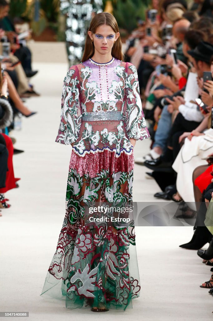 Valentino : Runway - Paris Fashion Week Womenswear Spring/Summer 2019