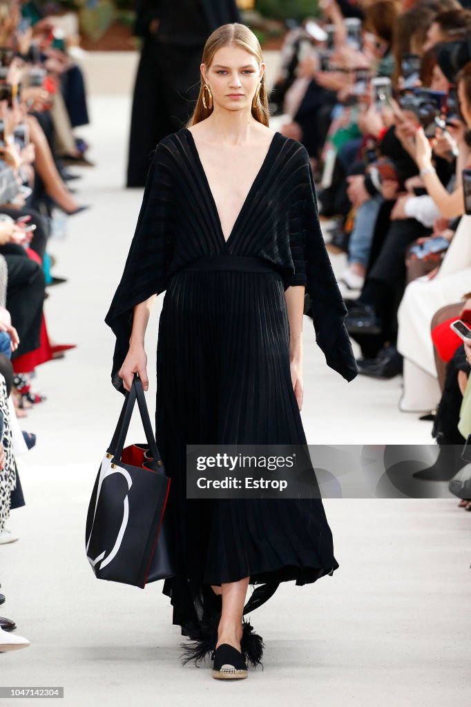 Valentino : Runway - Paris Fashion Week Womenswear Spring/Summer 2019