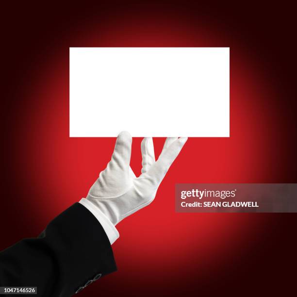 waiter holding white card - luva vermelha imagens e fotografias de stock