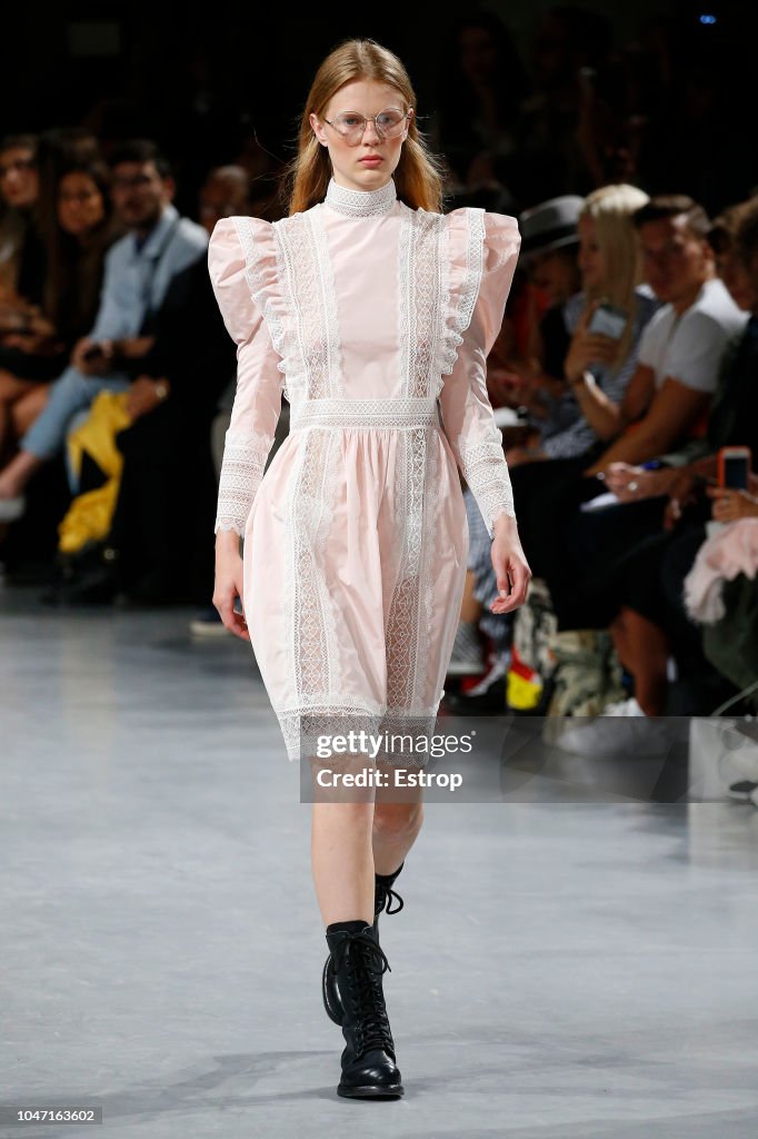 John Galliano : Runway - Paris Fashion Week Womenswear Spring/Summer 2019