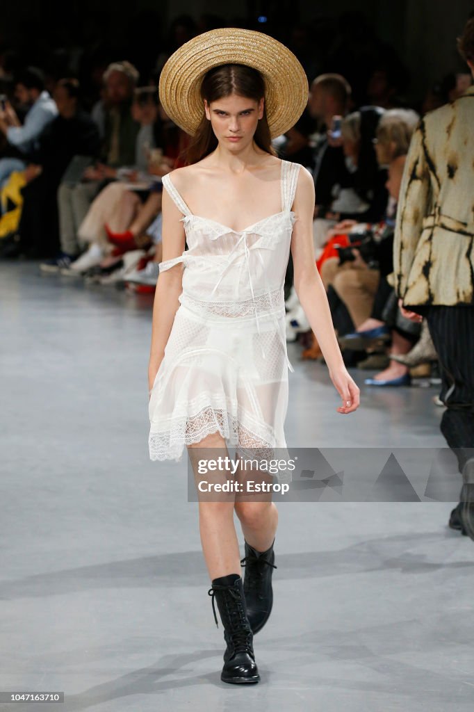 John Galliano : Runway - Paris Fashion Week Womenswear Spring/Summer 2019