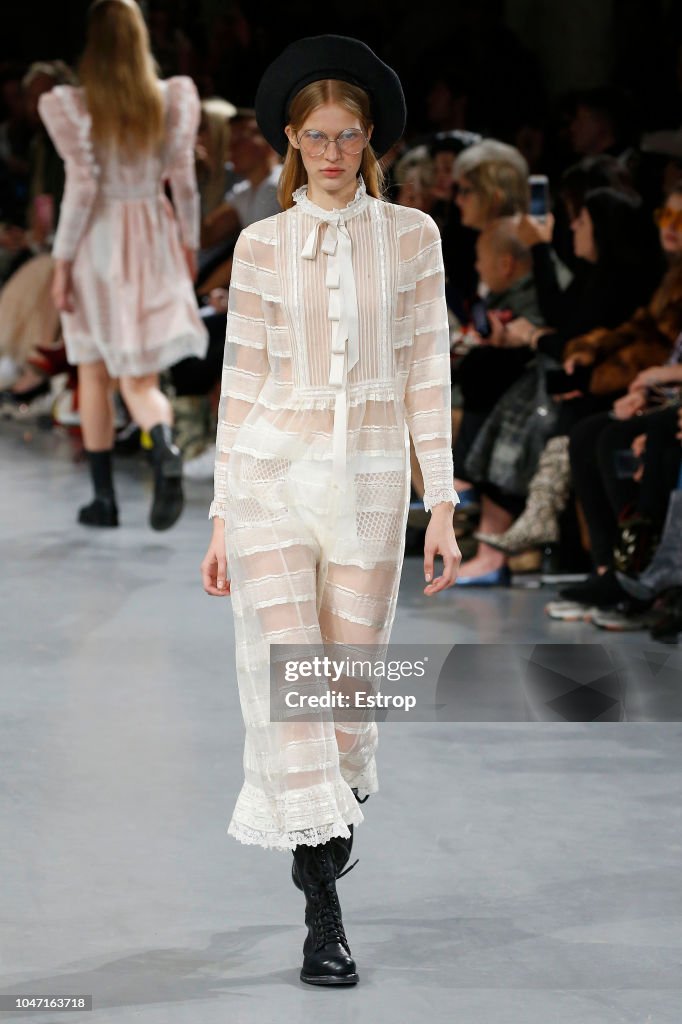 John Galliano : Runway - Paris Fashion Week Womenswear Spring/Summer 2019