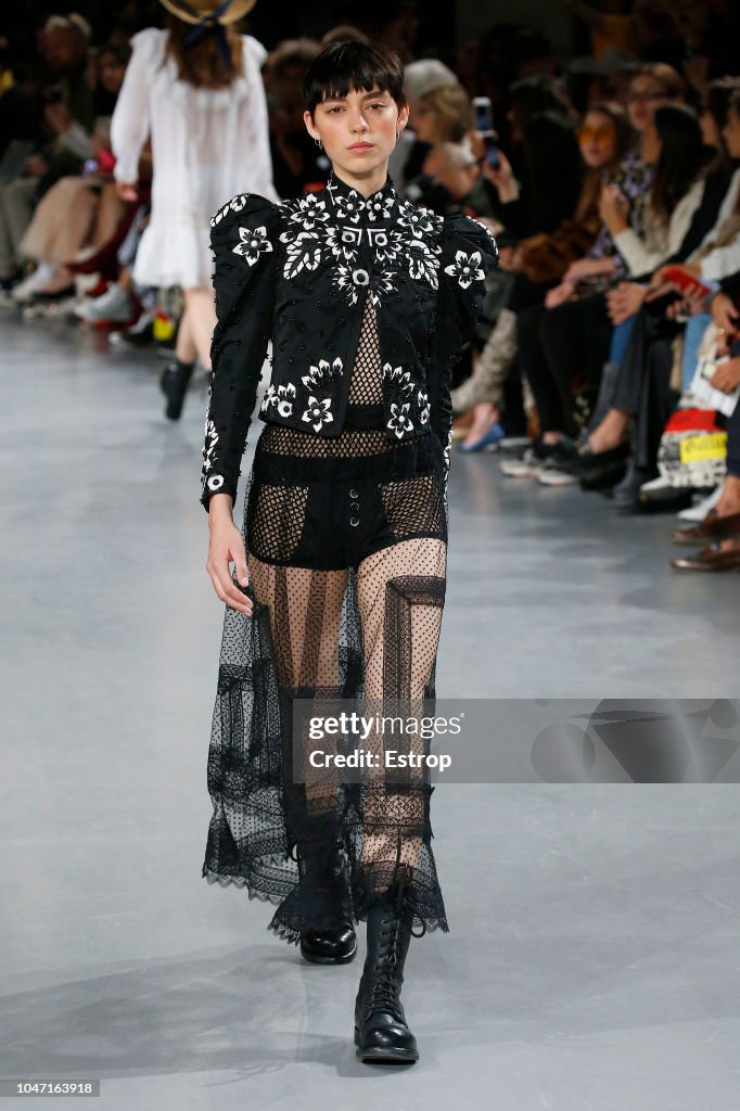 John Galliano : Runway - Paris Fashion Week Womenswear Spring/Summer 2019